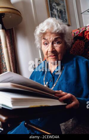 Kaye Webb journalist publisher and author who worked at Puffin Books for many years as an editor photographed at her home in London. 18 February 1994. Photo: Neil Turner Stock Photo