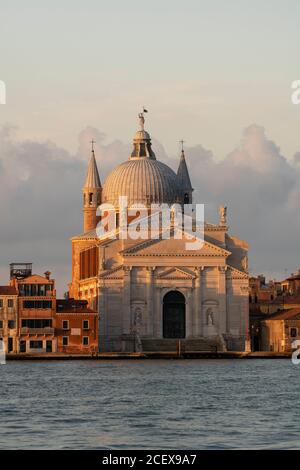 Venedig, Insel Giudecca. Kirche Il Redentore, 1577-1592 nach Plänen von Andrea Palladio erbaut, Nordfassade im Morgenlicht, Blick über den Canale dell Stock Photo