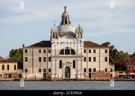 Venedig, Insel Giudecca. Kirchele Zitelle, 1582-1586 nach Plänen von Andrea Palladio erbaut, Nordfassade, Blick über den Canale della Giudecca Stock Photo