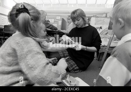 Trainee teacher Debbie O’Rourke at Highbury First and Middle School in Portsmouth. 02 April 1993. Photo: Neil Turner Stock Photo