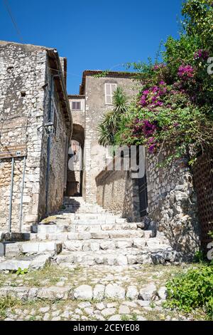 Stone arch at the entrance to the walls of Sermoneta, little and awesome medieval hill town in province of Latina, Lazio region, all in stone with fam Stock Photo
