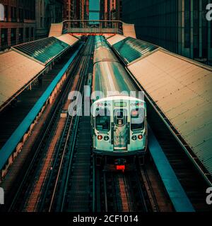 Adams Wabash Train line towards Chicago Loop in Chicago Stock Photo