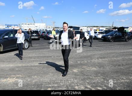 03 September 2020, Brandenburg, Grünheide: Elon Musk, Tesla boss, comes to the Tesla Gigafactory construction site. In Grünheide near Berlin, a maximum of 500,000 vehicles per year are to roll off the assembly line starting in July 2021. According to the plans of the car manufacturer, the maximum is to be reached as quickly as possible. Photo: Julian Stähle/dpa-Zentralbild/dpa Stock Photo