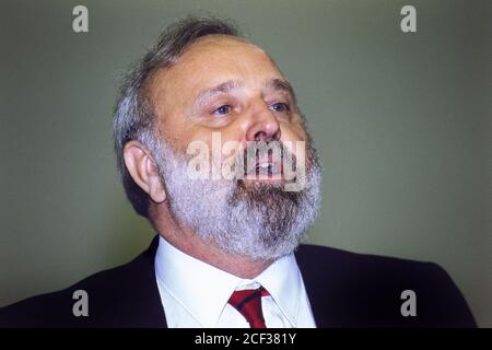 Frank Dobson MP speaking at the Labour Party Conference in Brighton. 01 October 1991. Photo: Neil Turner Stock Photo