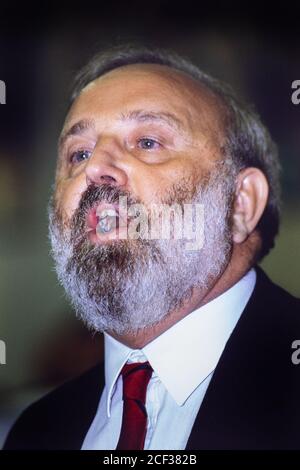 Frank Dobson MP speaking at the Labour Party Conference in Brighton. 01 October 1991. Photo: Neil Turner Stock Photo