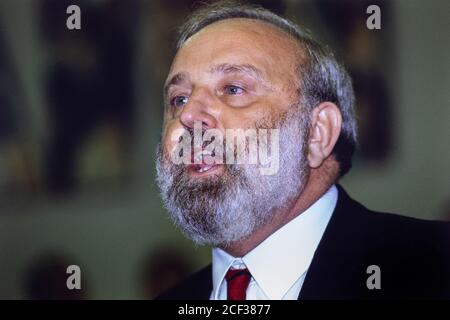 Frank Dobson MP speaking at the Labour Party Conference in Brighton. 01 October 1991. Photo: Neil Turner Stock Photo