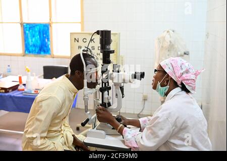 NIGER, Maradi, eye clinic of catholic hospital, check-up the eye sight / Krankenhaus , Augenklinik Stock Photo