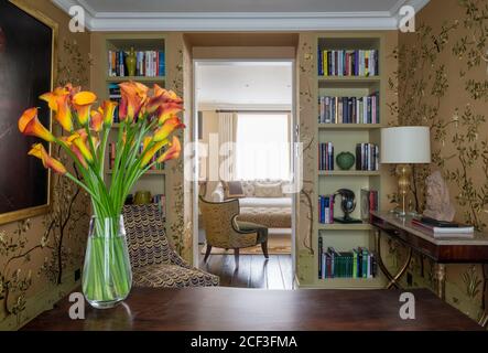 Flower arrangement by recessed bookcases Stock Photo