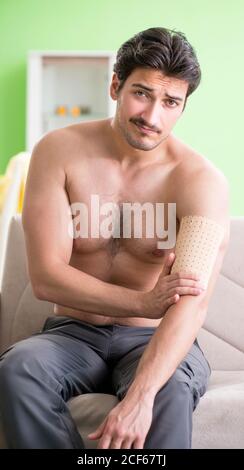 The man applying pepper capsicum plaster to relieve pain Stock Photo