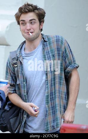 Manhattan, United States Of America. 05th Aug, 2012. SMG NY1 Robert Pattinson Remember Me Set 061509 37.JPG NEW YORK - JUNE 15: Twilight actor Robert Pattinson on Location for 'Remember Me' on the streets Manhattan on June 15, 2009 in New York City. ( Credit: Storms Media Group/Alamy Live News Stock Photo