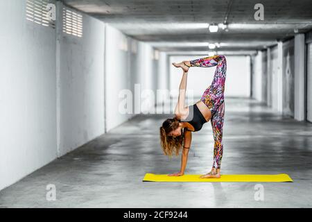 One Legged Bow Pose by Elizabeth Backstrom - Exercise How-to - Skimble