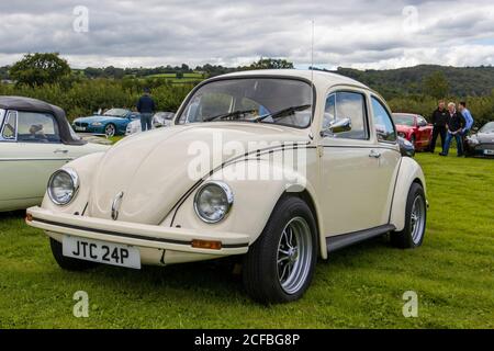 A 1975 Classic Volkswagen Beetle 1300, Reg No JTC 24P, at The Blue Bowl, West Harptree 29/08/2020 Stock Photo