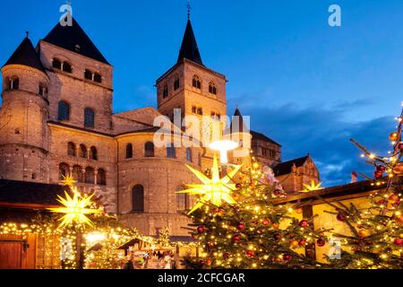 Christmas market at St. Peter's High Cathedral, Trier, Moselle, Rhineland-Palatinate, Germany Stock Photo