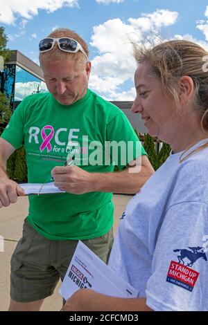 Clinton Township, Michigan, USA. 4th Sep, 2020. People in Michigan's Macomb County sign petitions aiming to repeal the emergency power act that Governor Gretchen Whitmer has used to close businesses and require mask wearing during the coronavirus pandemic. The 'Unlock Michigan' campaign is backed by prominent Republican leaders. Credit: Jim West/Alamy Live News
