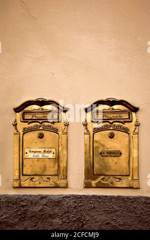 Mailbox, house wall, gold, Lucca, Tuscany, Italy Stock Photo