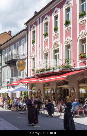 Bad Ischl, Old Town, street Pfarrgasse, women with Goldhaube (Gold cap) in Salzkammergut, Upper Austria, Austria Stock Photo