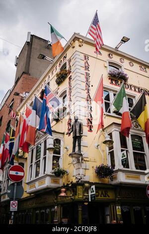 Oliver St. John Gogartys hostel and restaurant in Temple Bar, Dublin, Ireland Stock Photo