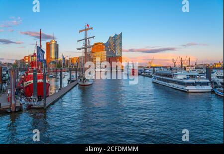 Germany, Hamburg, view from the Übersebrücke over the Niederhafen to the Elbphilharmonie, on the left restaurant Feuerschiff LV 13 Stock Photo