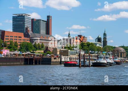 Germany, Hamburg, tugs at the Landungsbrücken, picture center left Bernhard Nocht Institute for Tropical Medicine, tower left above the Reederei Nord Stock Photo