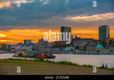 Germany, Hamburg, evening mood on the Norderelbe, view from HH-Steinwerder to the St. Pauli Landungsbrücken, a pushing unit on the Elbe. Stock Photo