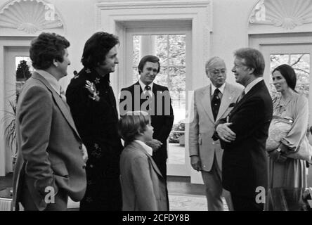 Jimmy Carter with Johnny Cash and family ca.  14 June 1977 Stock Photo
