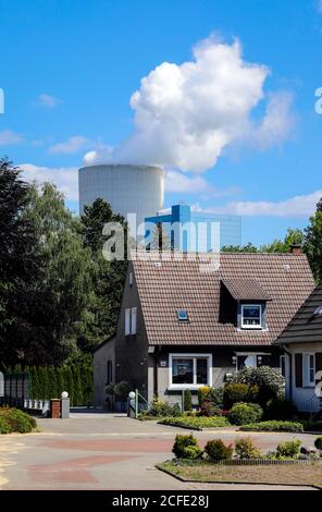 Datteln 4 power plant, residential buildings in front of Uniper hard coal power station, Datteln, Ruhr area, North Rhine-Westphalia, Germany Stock Photo