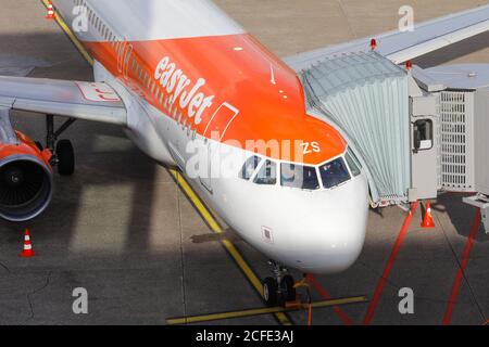easyJet, Airbus A320-214 plane stands at the gate, Duesseldorf International Airport, OE-IZS, Duesseldorf, North Rhine-Westphalia, Germany Stock Photo