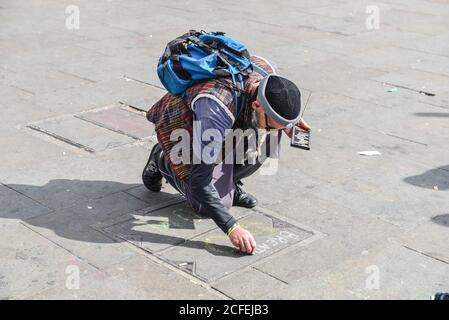 LONDON - UK,  APRIL 01: Street painter in the street in London on April 01.2017 in England. Trafalgar Square. Stock Photo