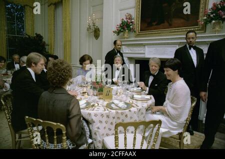 'Rosalynn Carter and Jimmy Carter host state dinner for German Chancellor Helmut Schmidt and Mrs. Hannelore ''Loki'' Schmidt. ca.  13 July 1977' Stock Photo