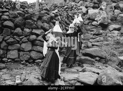 Jebel el-Druze & Hauran. Ghureye. Druze women carrying water ca. 1938 Stock Photo