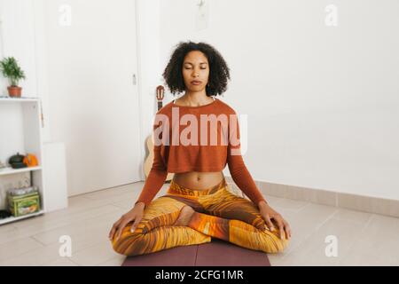 Continuous one line drawing of woman doing exercise in yoga pose. Healthy  young girl sitting crossing leg with yoga lotus pose. 1946819 Vector Art at  Vecteezy