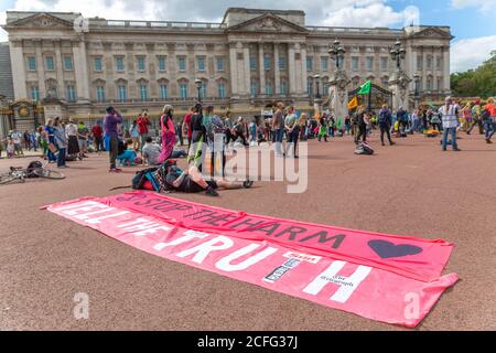 London, UK, UK. 5th  Sept, 2020. Extinction Rebellion protest outside the gates of Buckingham Palace to draw attention to the lack of government action with environmental issues. Penelope Barritt/Alamy Live News Stock Photo