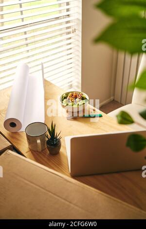 Concept of lunch, paper bowl with food Stock Photo - Alamy