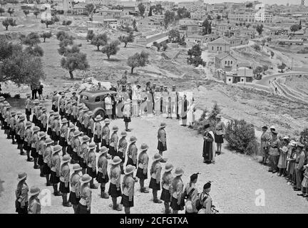 Middle East History - Church parade of St. Andrews Church by the 1st Ba.[?]. The Argyll & Sutherland Highlanders on May 26 '40. Dr. Maclean addressing the troops Stock Photo