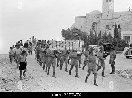 Middle East History - Church parade at St. Andrew's Church on Aug. 11 1940. Troops leaving the church after service Stock Photo