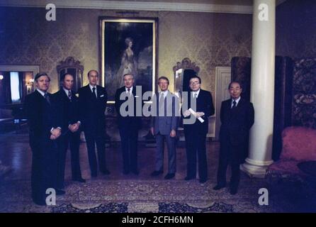 'Portrait of G7 leaders, Helmut Schmidt, Pierre Trudeau, Valery Giscard d'Estaing, James Callaghan, Jimmy Carter, Giulio Andreotti and Takeo Fukuda. ca.  05/08/1977' Stock Photo