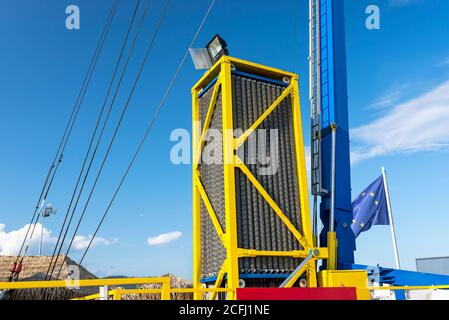 The catapult tensioning mechanism made of many springs and hydraulic ...