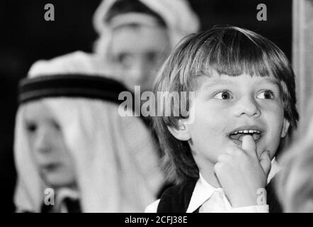 Bosnian refugee children mix in with the local pupils at St Peter’s School, Pitsford, Northampton as they take part in Christmas activities. 10 December 1992. Photo: Neil Turner Stock Photo