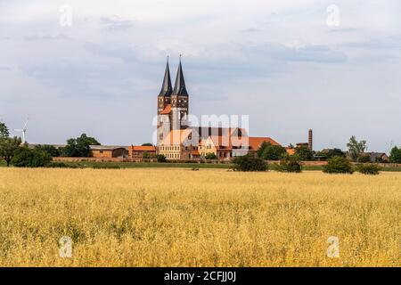 Landwirtschaft rund um das  Kloster Jerichow mit Stiftskirche in Jerichow, Jerichower Land, Sachsen-Anhalt, Deutschland |  Agriculture around Jerichow Stock Photo