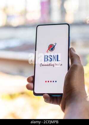 Airtel vs BSNL vs VI: 319 रुपये में किसका प्लान सबसे सस्ता?