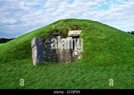 Bryn Celli Ddu Burial Chamber is a Neolithic Scheduled Monument dating back to about 3000 BC. In English it means 'the mound in the dark grove'. Stock Photo