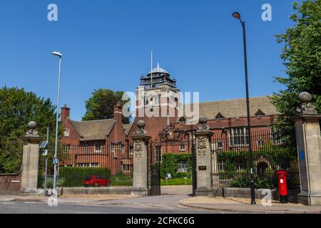 Entrance gates to Westminster College, a resource centre for learning for the United Reformed Church, Cambridge, Cambridgeshire, UK. Stock Photo