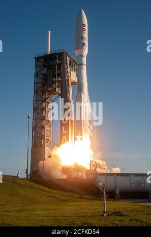 CAPE CANVERAL, FL, USA - 30 July 2020 - With blue sky as a backdrop, a United Launch Alliance Atlas V 541 rocket lifts off from Space Launch Complex 4 Stock Photo