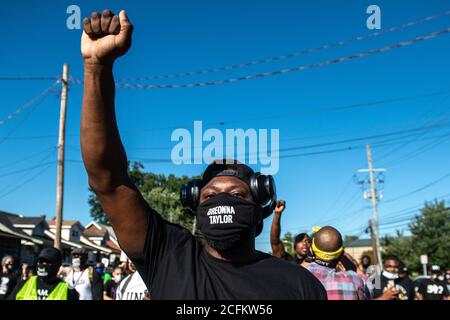 Louisville, United States. 05th Sep, 2020. LOUISVILLE, KY- SEPTEMBER 5: Protestors demonstrate as part of the 'No Justice, No Derby Protest' on September 5 2020, the day of the Kentucky Derby in Louisville, Kentucky. (Photo by Chris Tuite/ImageSPACE)/Sipa USA Credit: Sipa USA/Alamy Live News Stock Photo