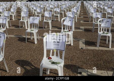 Tel Aviv, Israel. 07th Sep, 2020. A general view of 1,000 plastic chairs, each with a red rose and a paper with the name of a person who died due to coronavirus complications, at Rabin Square. Of an overall 130,000 Covid-19 cases confirmed since the pandemic reached Israel in early 2020, 102,462 have recovered, and 1,012 died. Credit: Ilia Yefimovich/dpa/Alamy Live News Stock Photo