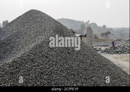 INDIA Westbengal, worker crush granite to gravel in stone quarry near Bankura Stock Photo