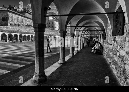 Porticato della Piazza San Francesco ad Assisi Stock Photo