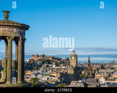 Sunrise, View of Dugald Stewart Monument, Edinburgh Castle and the Tower of Balmoral Hotel, Edinburgh, Scotland, UK, GB. Stock Photo