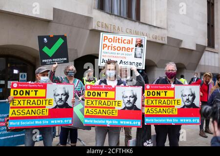 Protesters outside The Old Bailey criminal court, extradition hearing for Julian Assange, London, 7 September 2020 Stock Photo