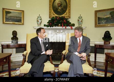 12/7/1993 - Photograph of President William Jefferson Clinton Meeting with Rudolph 'Rudy' Giuliani in the Oval Office of the White House Stock Photo